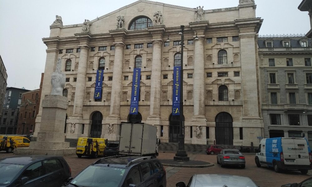 Borsa: Milano in rosso, soffrono utility