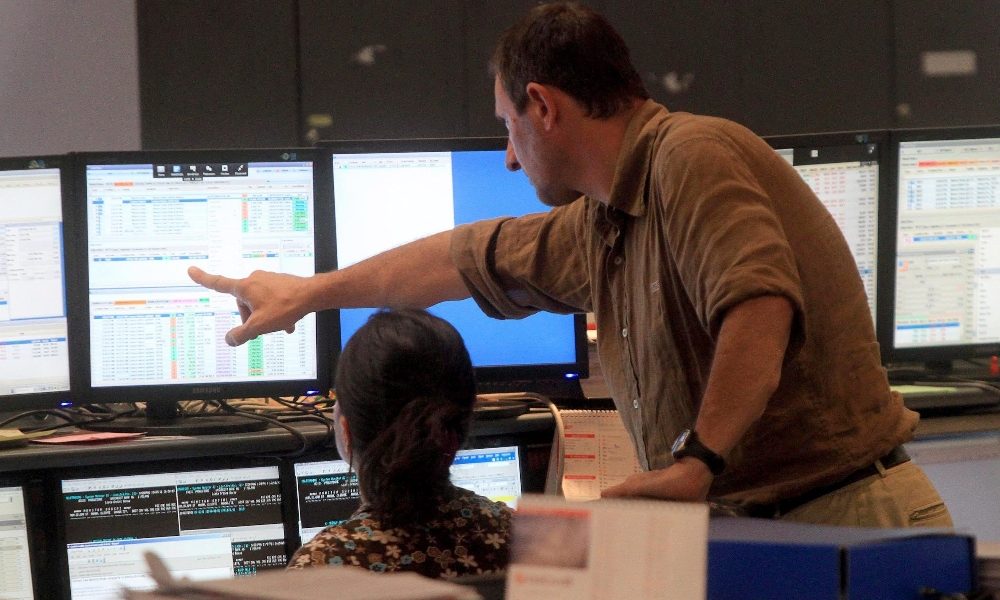 Borsa: Milano lima il rialzo (+4,5%)