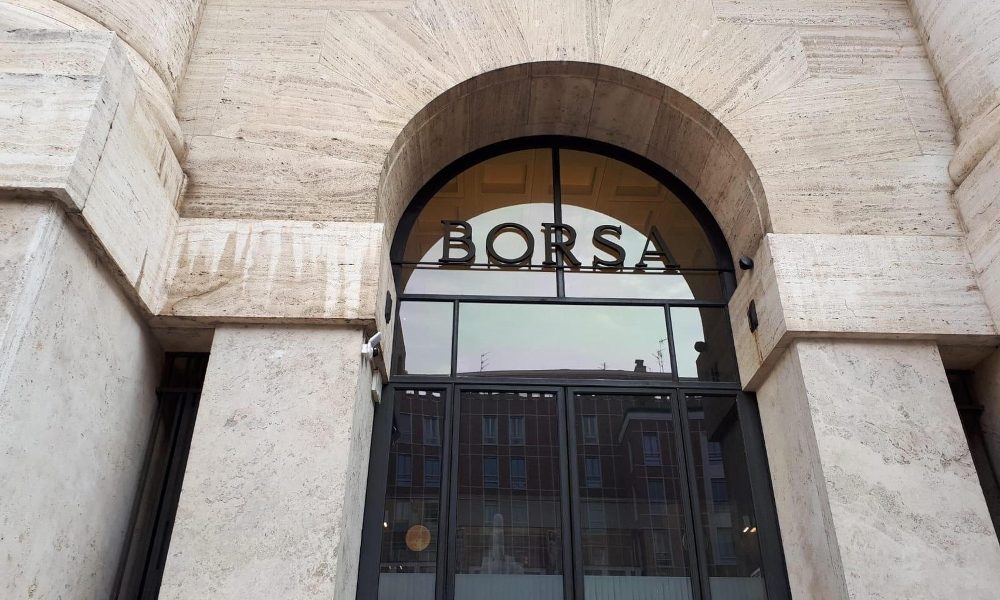 Borsa: Milano nervosa cede lo 0,3%