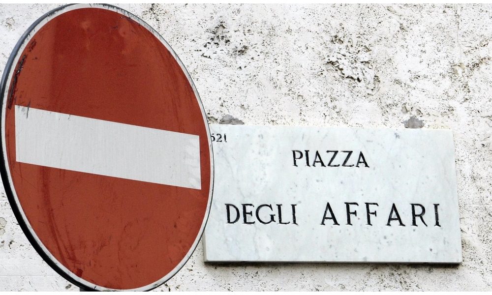Borsa: Milano peggiora,l Ftse Mib -0,9%