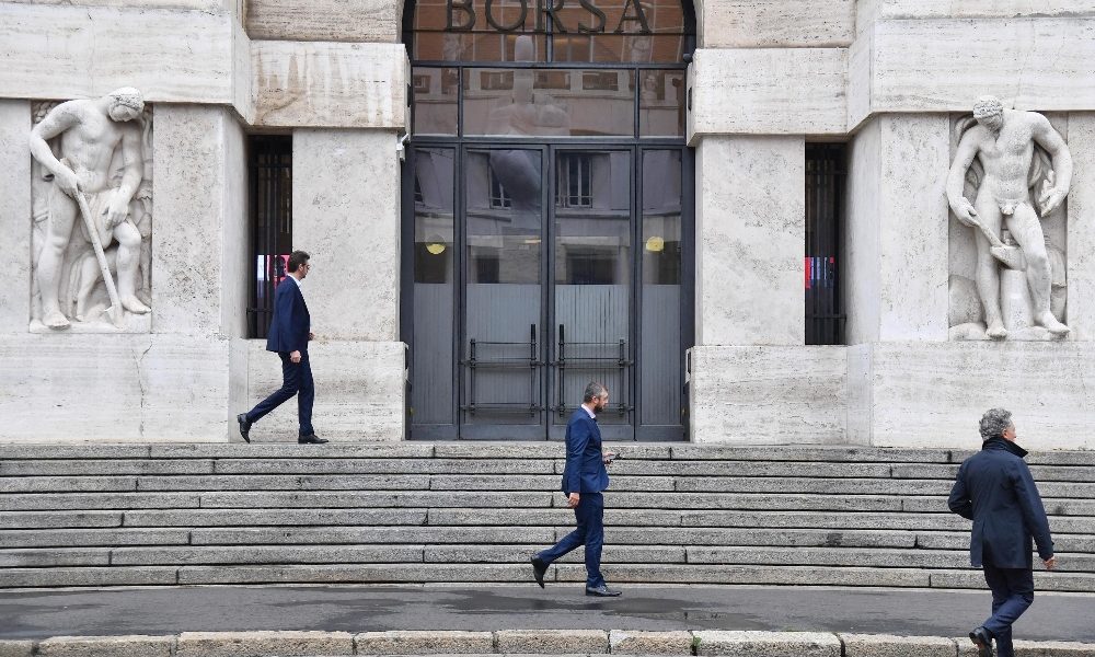 Borsa: Milano pesante (-3%), giù Tenaris, Poste e Pirelli