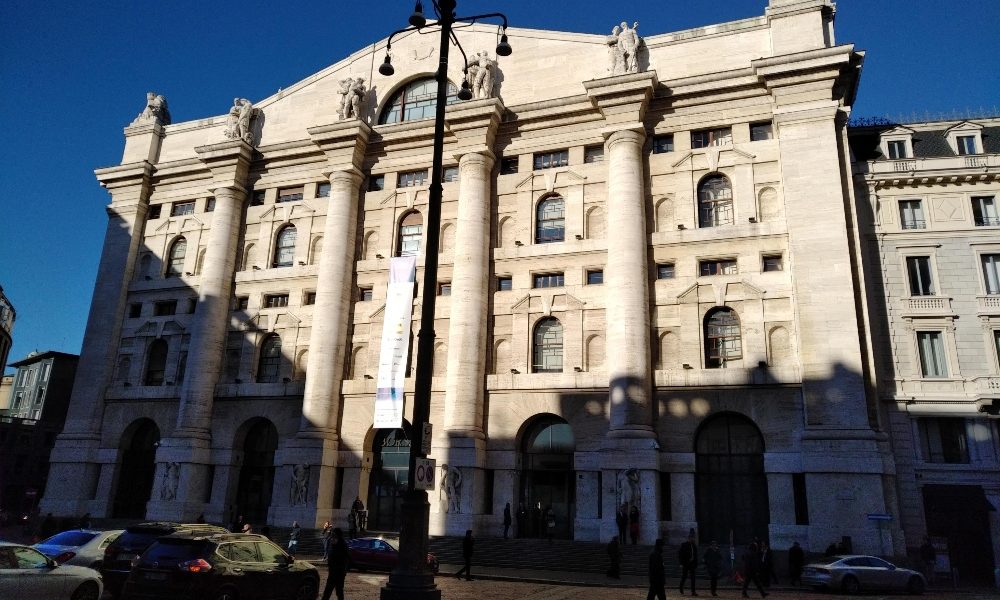 Borsa: Milano poco mossa, giù Prysmian