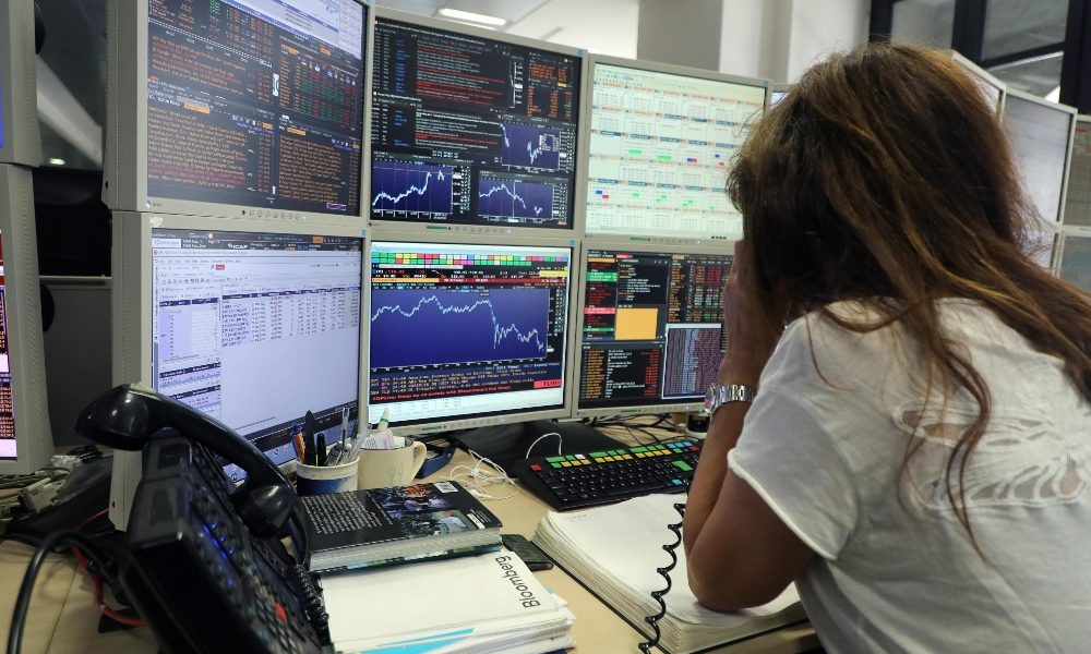 Borsa: Milano positiva con banche, scivola Atlantia