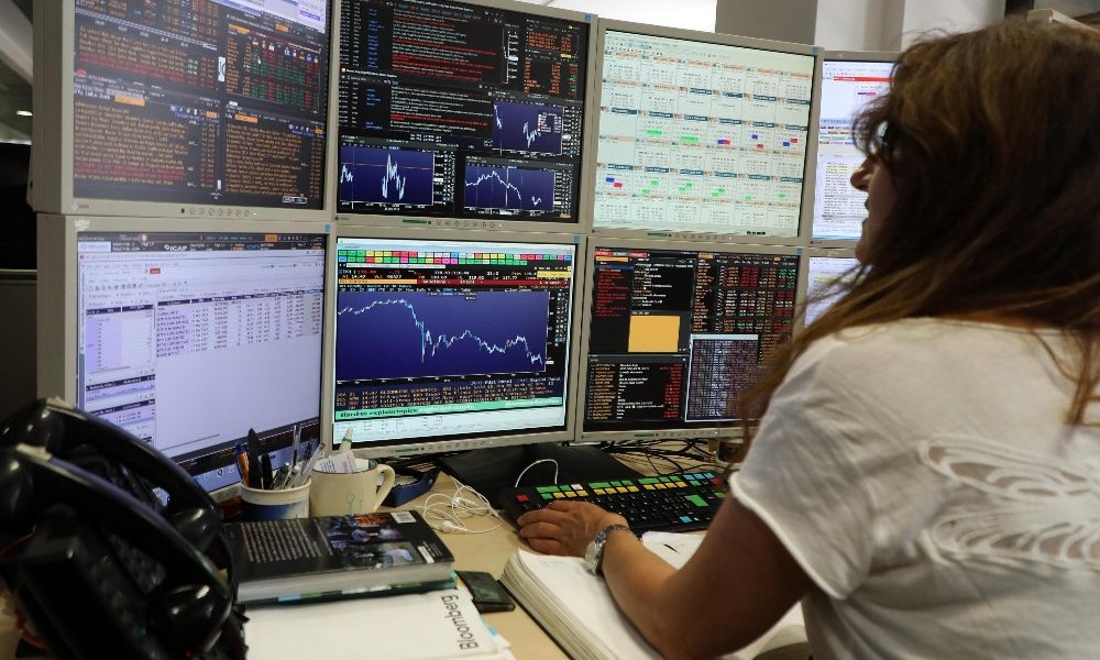 Borsa: Milano prosegue in rialzo, corrono le banche