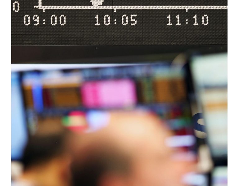 Borsa: Milano riduce calo (-2,4%), listino tutto in rosso