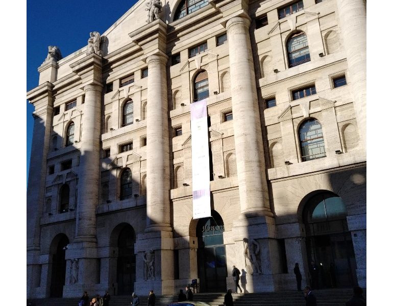 Borsa: Milano sale ancora con le banche