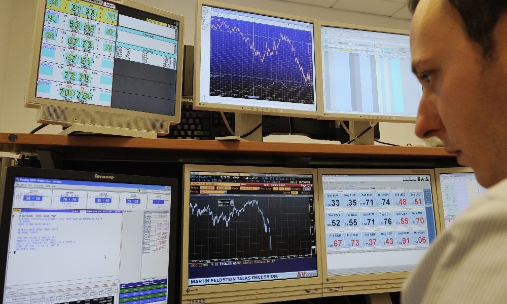 Borsa: Milano si conferma fiacca (-0,2%) dopo asta, male banche