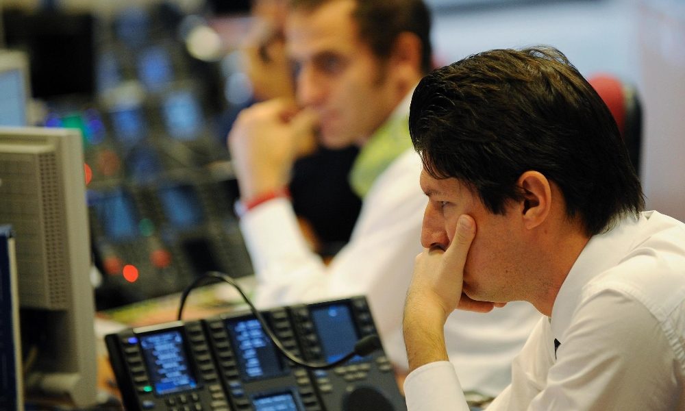 Borsa: Milano si conferma fiacca (-0,3%), giù Ferrari