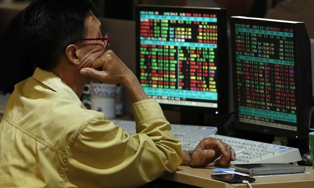 Borsa Shanghai apre -2,2%, Shenzhen-3,3%