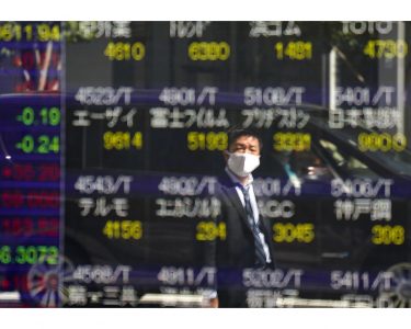 Cade dal balcone e finisce su un albero