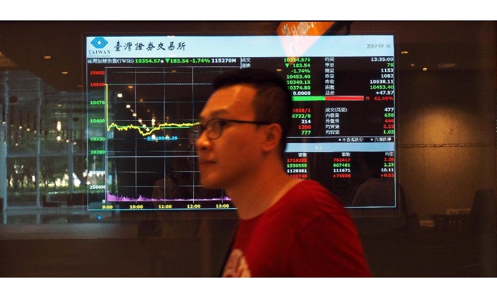 Borsa: Shanghai negativa, apre a -0,21%