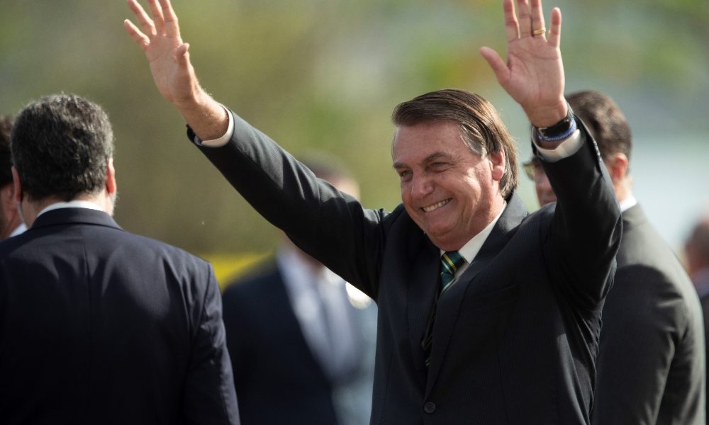 Brasile: sondaggio, indice gradimento Bolsonaro vola al 52%