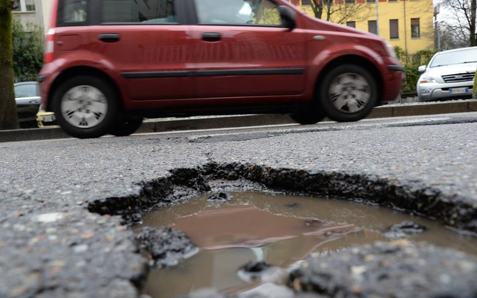 Gomma dell’auto distrutta in via Bixio: comasca presenta il conto