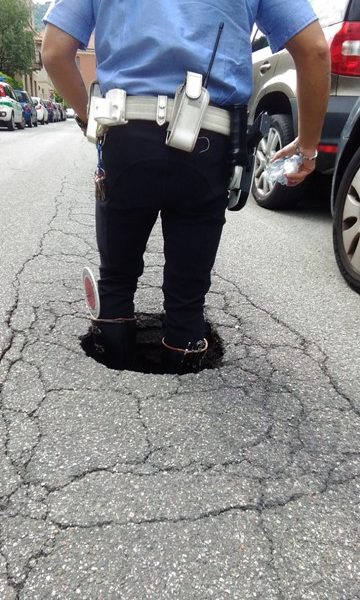 Como: buca in via Magenta. Il Comune: “Problema risolto”