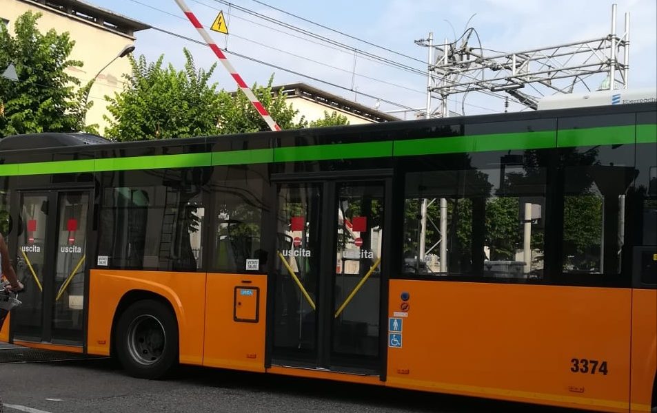 Autobus incastrato sotto la barriera