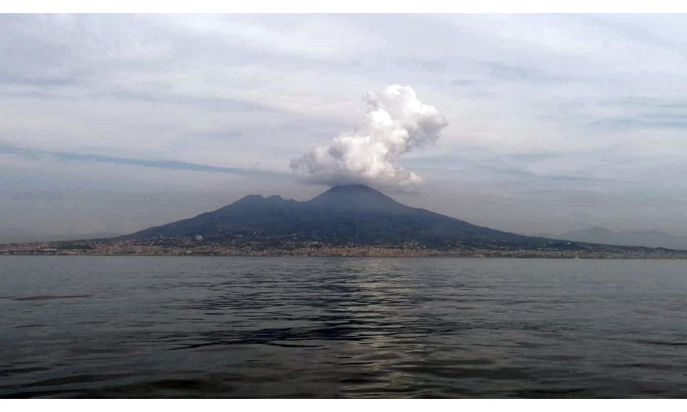 Bus finisce in scarpata su Vesuvio, nessun ferito