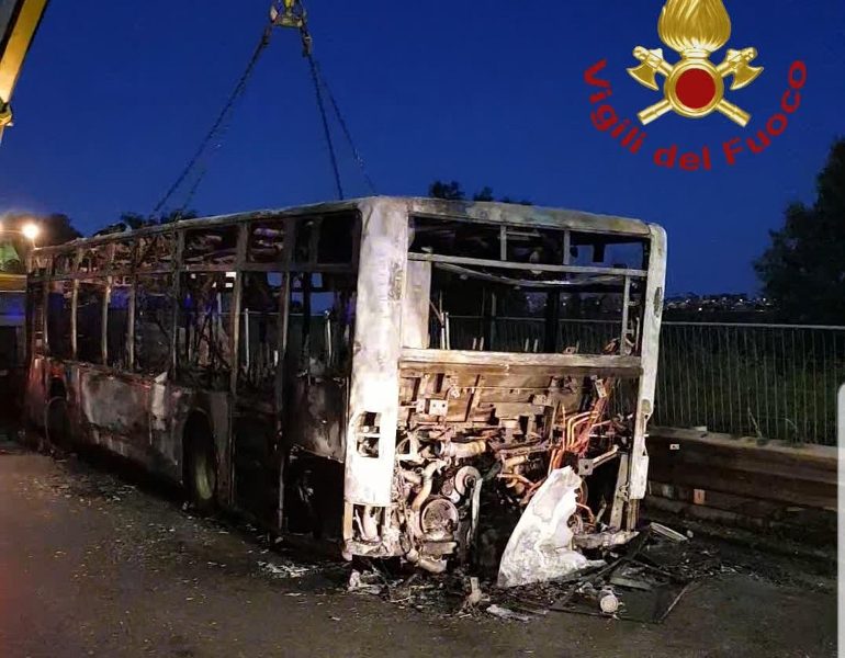 Bus in fiamme a Roma, nessun ferito