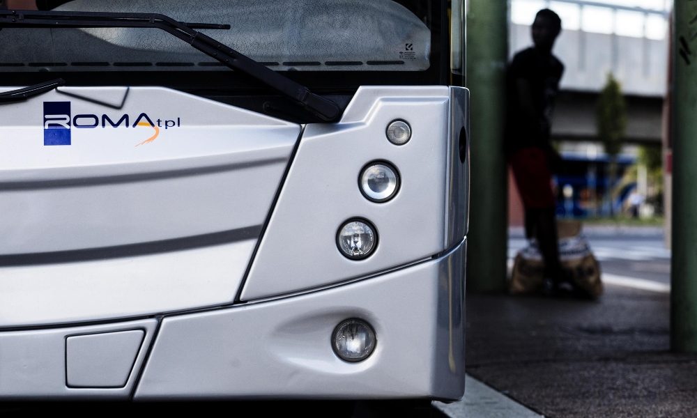 Bus in fiamme nella notte, nessun ferito