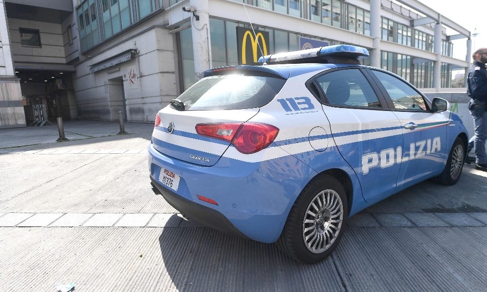 Cadavere in strada Genova con ferita coltello, indaga mobile