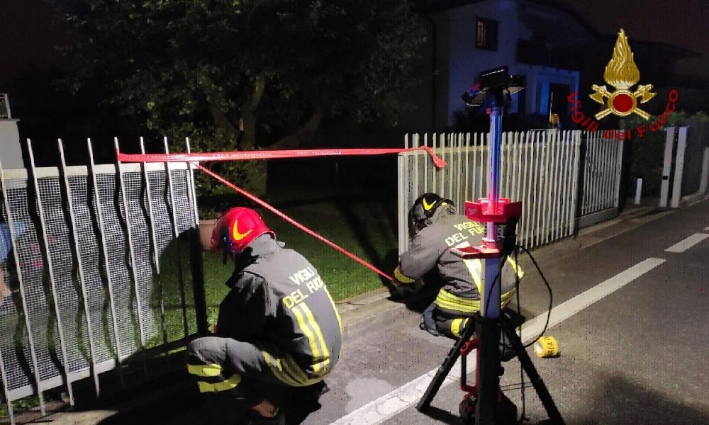 Cade bici infilzato collo, grave 14enne