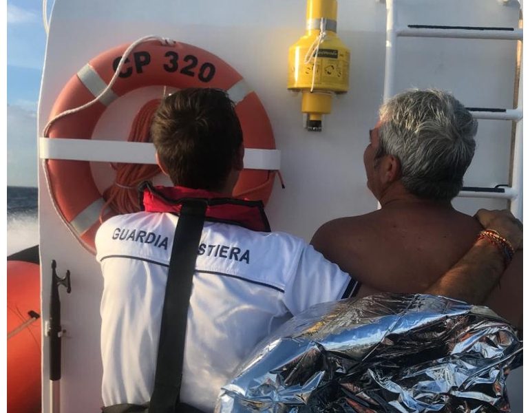 Cade da barca a vela, ritrovato vivo dopo tre ore