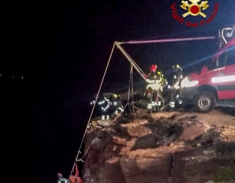 Cade da scogliera, muore turista 42enne