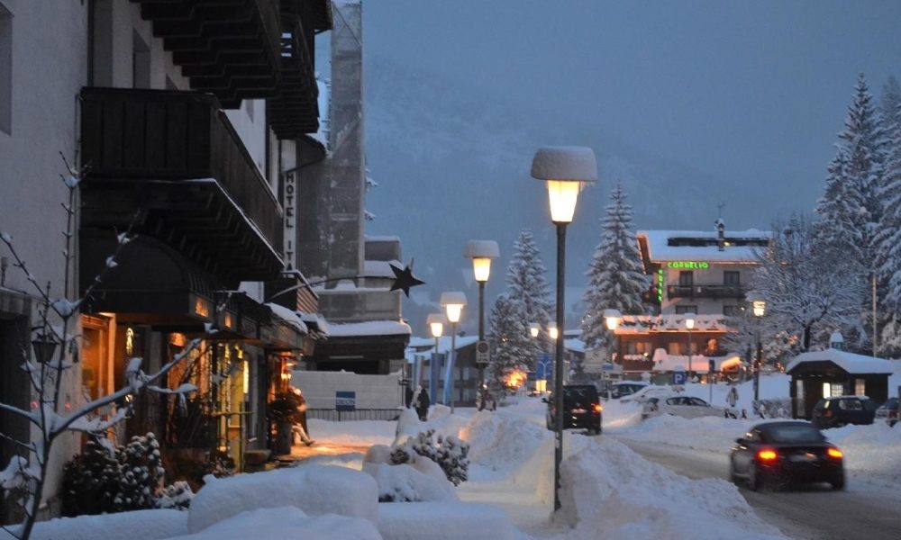 Cade di notte in strada e muore assiderata a Cortina