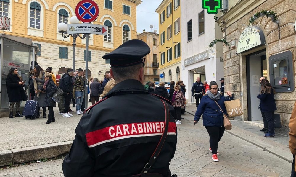 Cade per stendere i panni e muore