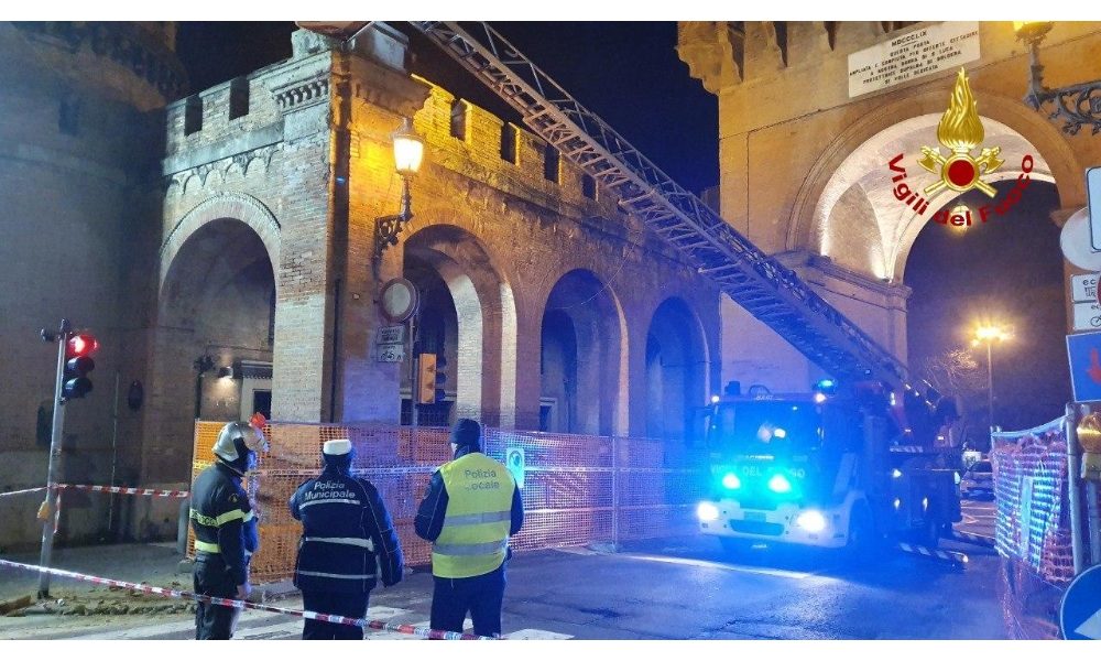 Cade pezzo di statua da porta Saragozza