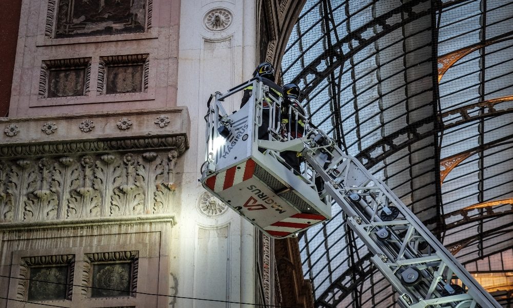 Cadono calcinacci in Galleria, turisti illesi a Milano