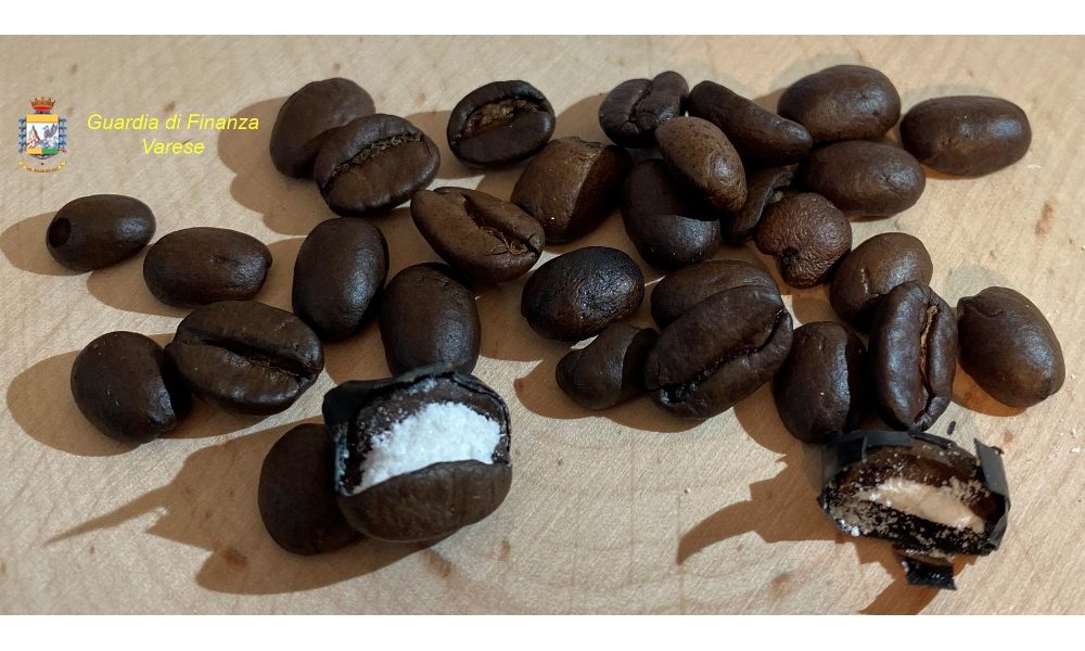 Caffè farcito coca in aereo, un arresto