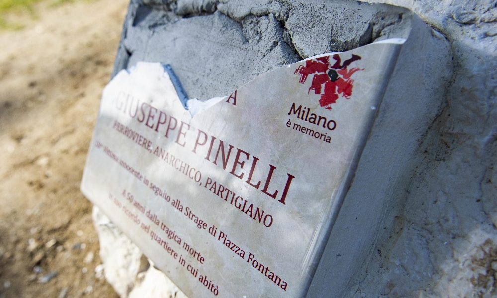 Calabresi mette fiore su lapide Pinelli