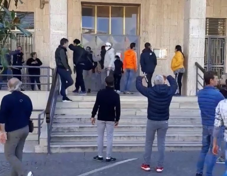 Calci su porta Comune per ‘buoni spesa’