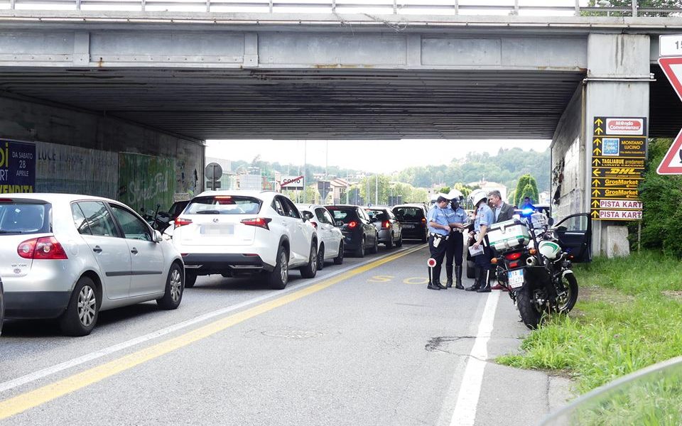 Calcinacci caduti dal ponte di via Varesina:  lavori nella notte e senso unico alternato