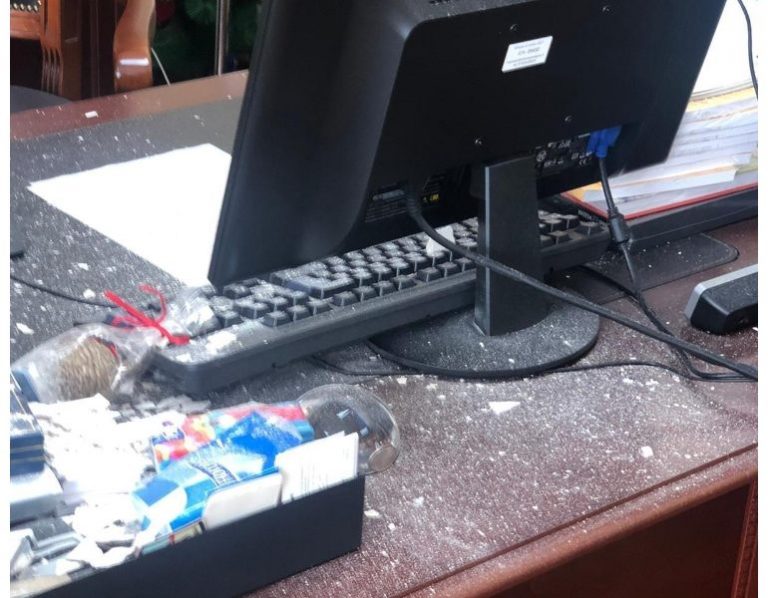 Calcinacci su scrivania sindaco Cagliari