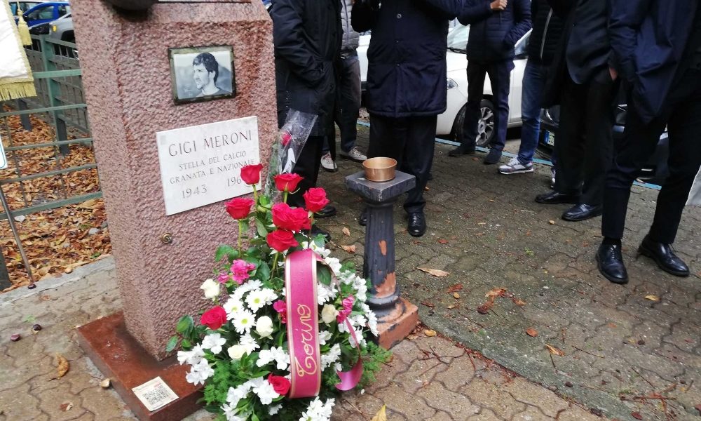 Calcio: 53 anni fa moriva Meroni, fiori Torino sulla lapide