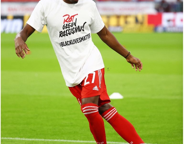 Calcio: Eintracht in campo con maglia #blacklivesmatter