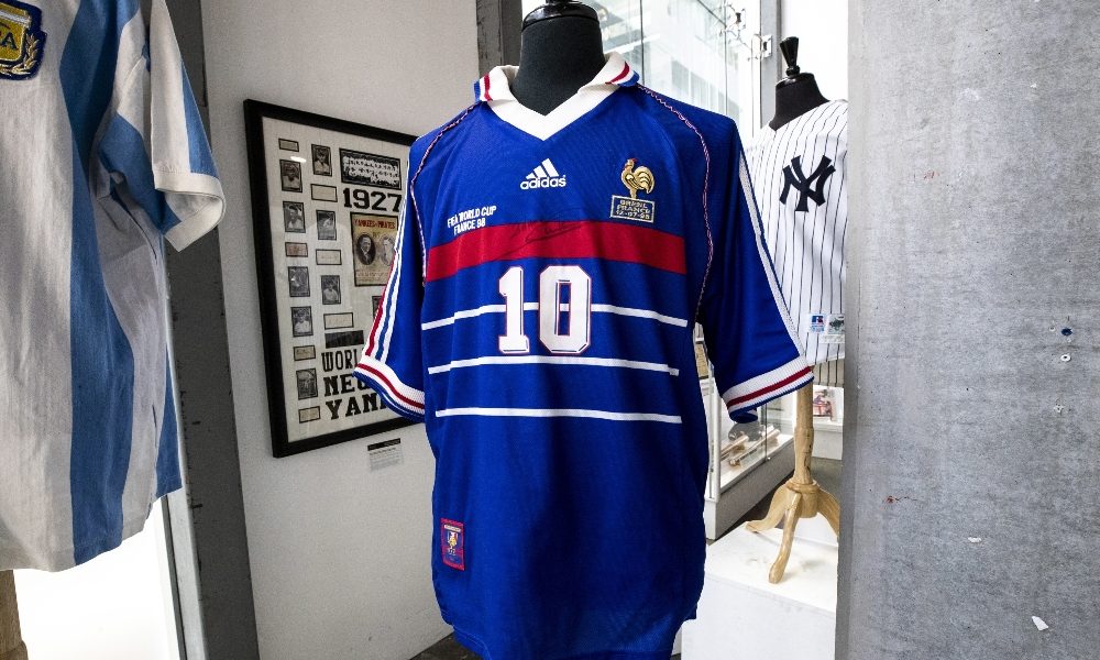 Calcio, vecchia maglia Zidane venduta per oltre 100 mila dollari