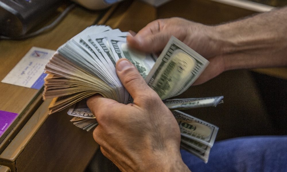 Cambi: euro apre in rialzo a 1,119 dollari (+0,14%)