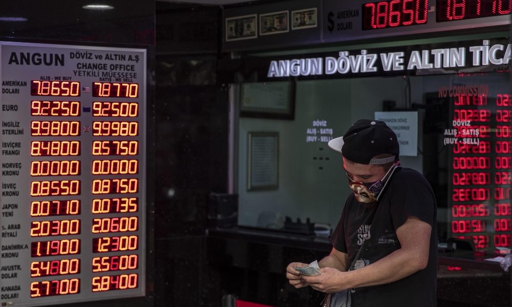 Cambi: euro apre stabile a 1,1706 dollari