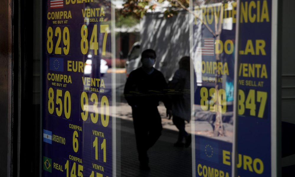 Cambi: euro avanza a 1,1046