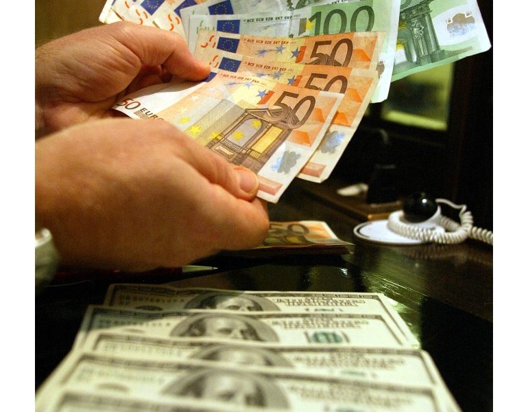 Cambi: euro in aumento a 1,1738 dollari