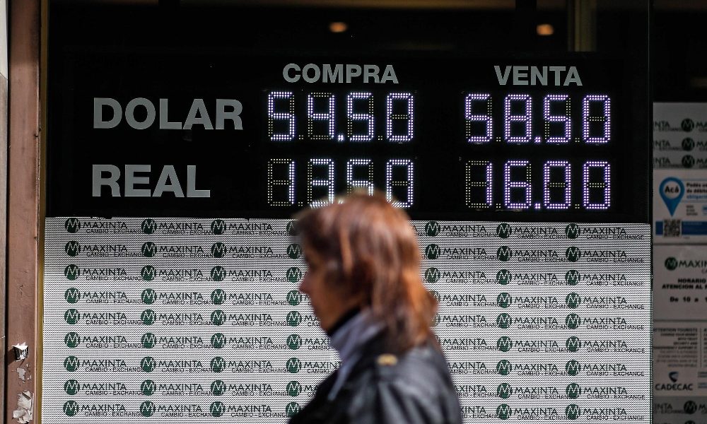 Cambi: euro in calo a 1,0106 dollari