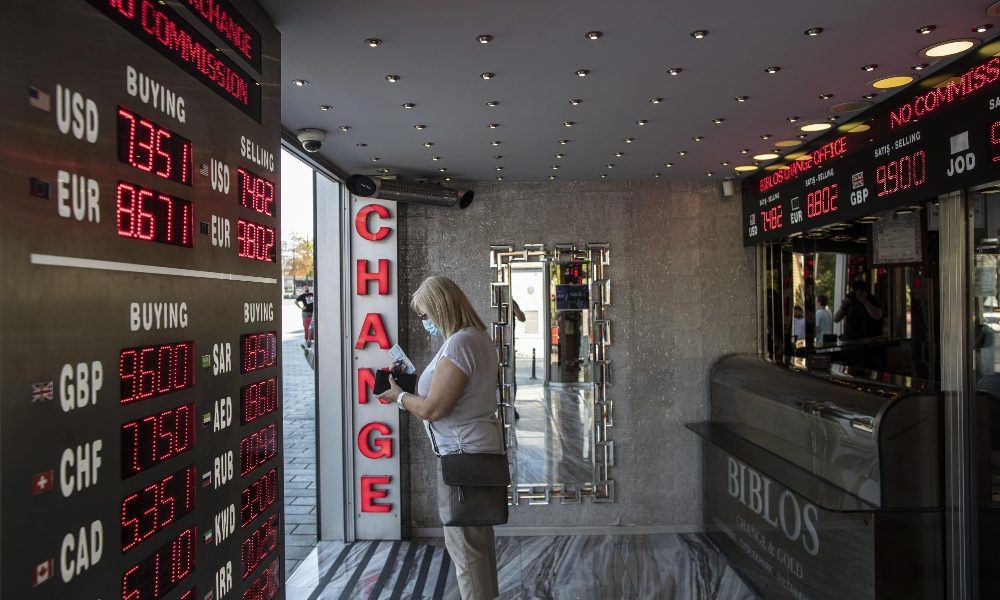 Cambi: euro in calo a 1,172 dollari