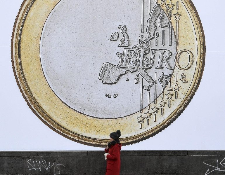 Cambi: euro in calo a a 1,1078 dollari