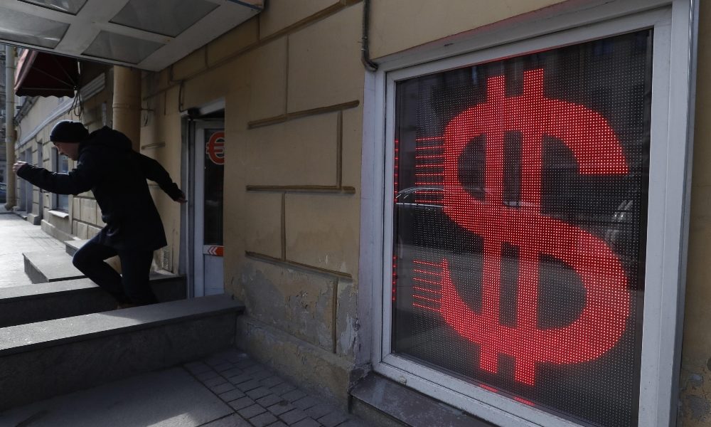 Cambi: euro in calo sul dollaro a 1,1178