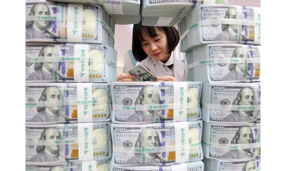 Cambi: euro in lieve calo a 1,1087 dlr