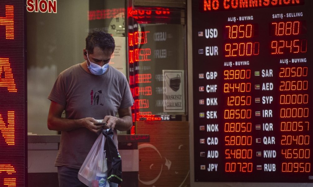 Cambi: euro in lieve calo a 1,1743 dollari