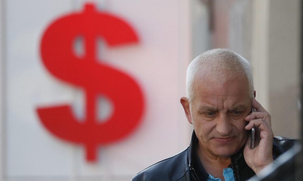Cambi: euro in lieve calo sul dollaro sotto 1,18