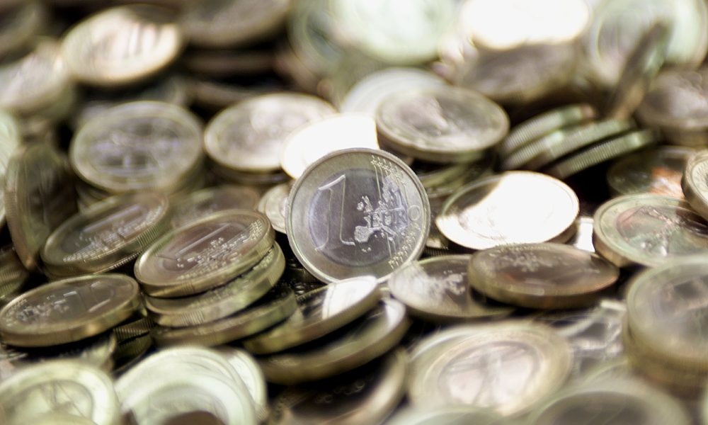 Cambi, euro in rialzo a 1,1748 dollari